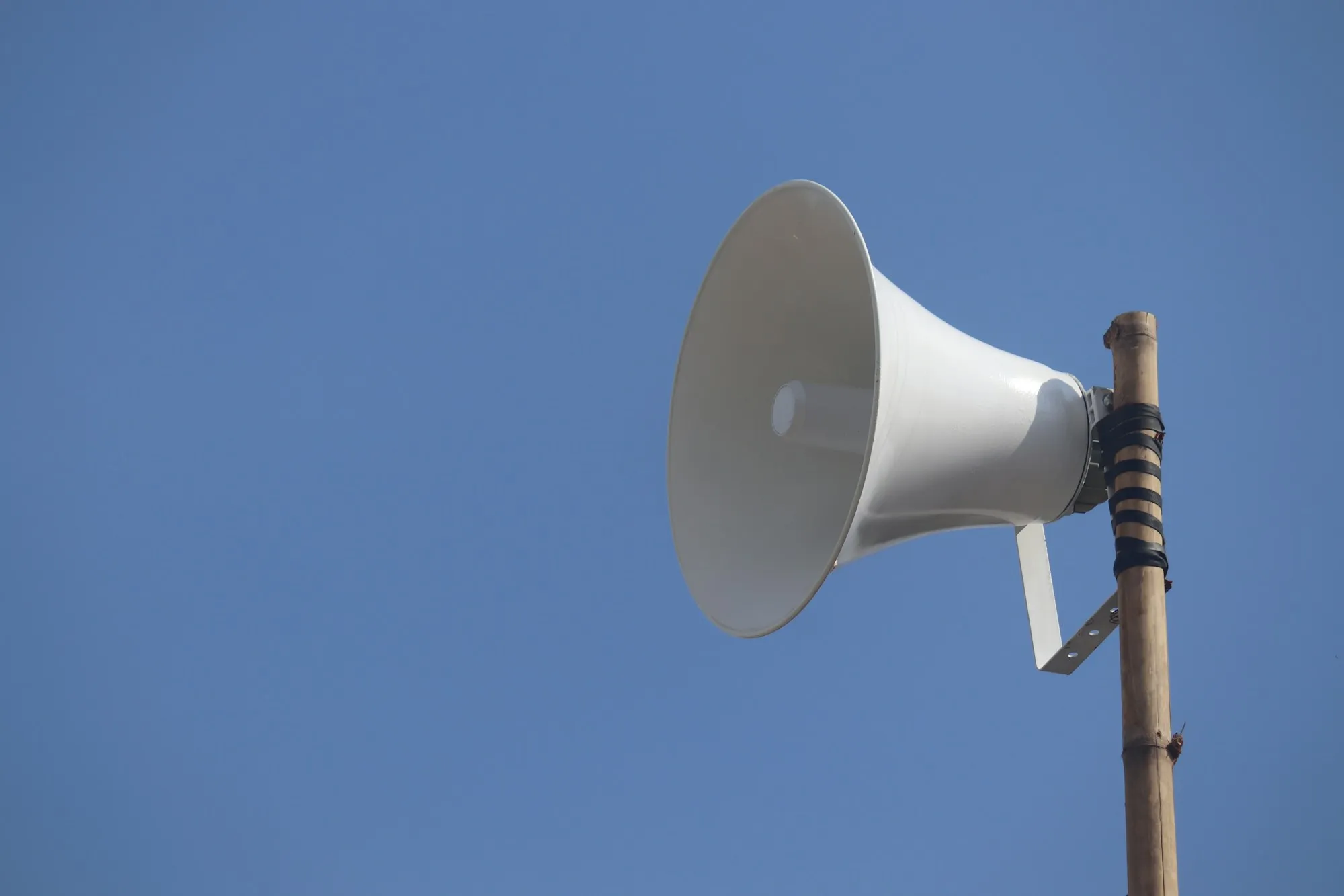 Horn loudspeaker mounted on a pole